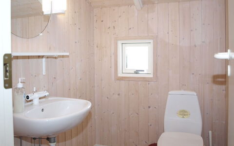 Ascan - 50M from the Sea: Væg, Gulvbelægning, Træ, Etage, Sanitærarmatur, Badeværelse, Indretning, Toilet, Værelse, Vvs
