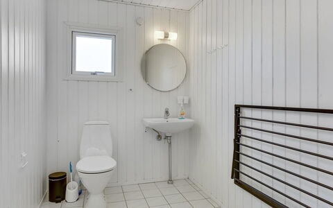 Beowulf - 200M from the Sea: Væg, Sanitærarmatur, Gulvbelægning, Etage, Badeværelse, Toiletbræt, Toilet, Indretning, Vvs, Tap