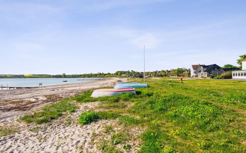 Dolores - 100M from the Sea: Tag, Hus, Hjem, Sommerhus, Dør, Sidespor, Dæk, Veranda, Planke, Hårdttræ