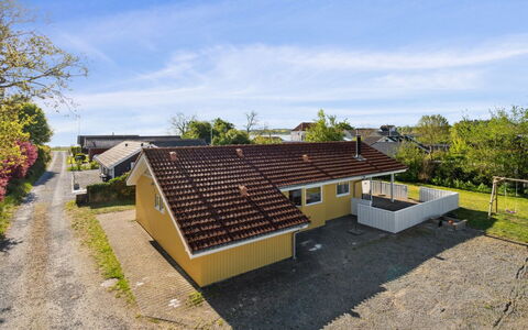 Dolores - 100M from the Sea: Tag, Hus, Hjem, Sommerhus, Dør, Sidespor, Dæk, Veranda, Planke, Hårdttræ