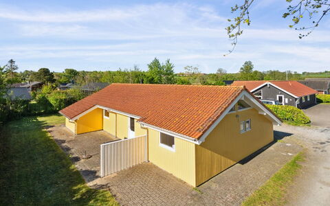 Dolores - 100M from the Sea: Tag, Hus, Hjem, Sommerhus, Dør, Sidespor, Dæk, Veranda, Planke, Hårdttræ