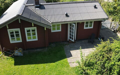 Ernestine - 500M to the Fjord: Græs, Træ, Hus, Tag, Hjem, Sommerhus, Busk, Sidespor, Dør, Landdistrikt