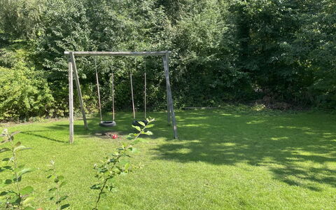 Ernestine - 500M to the Fjord: Græs, Have, Busk, Land Lot, Lawn, Bunddække, Skygge, Backyard, Legepladsudstyr
