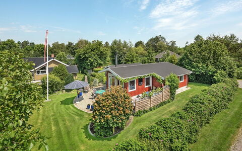 Tess - 50M from the Sea: Hus, Boligområde, Tag, Hjem, Have, Sommerhus, Lawn, Landscaping, Forstad, Estate