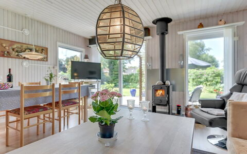 Tess - 50M from the Sea: Træ, Loft, Lysarmatur, Stue, Hårdttræ, Stol, Bejdse, Naturmateriale, Trægulve, Lysekrone
