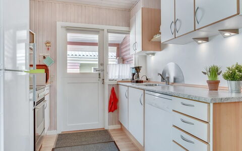 Tess - 50M from the Sea: Større Bandage, Træ, Gulvbelægning, Køkken Apparat, Køkken, Indretning, Countertop, Etage, Håndvask, Hjem