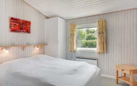 Tess - 50M from the Sea: Træ, Loft, Soveværelse, Indretning, Gulvbelægning, Etage, Seng, Sengetøj, Sengetøj, Hjem