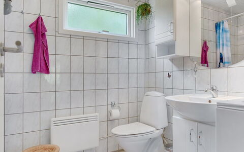 Tess - 50M from the Sea: Sanitærarmatur, Badeværelse, Gulvbelægning, Indretning, Etage, Håndvask, Toilet, Toiletbræt, Vvs, Badeværelsesvask