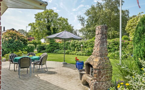 Tess - 50M from the Sea: Træ, Have, Busk, Landskab, Møbel, Land Lot, Skygge, Lawn, Landscaping