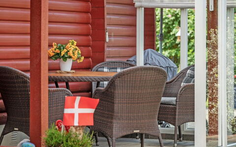 Tess - 50M from the Sea: Møbel, Træ, Udendørs Møbler, Stol, Bord, Indretning, Blomsterkrukke, Udendørs Bord, Skygge, Veranda