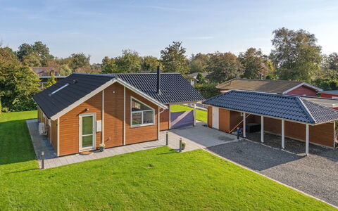 Hellena - 90M from the Sea: Græs, Hus, Tag, Sommerhus, Hjem, Busk, Stuehus, Land Lot, Landdistrikt