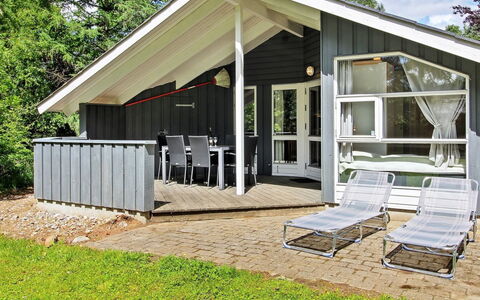 Frederikke - 28Km from the Sea: Hårdttræ, Veranda, Skygge, Sommerhus, Planke, Dæk, Estate, Udvej, Stol, Udendørs Struktur