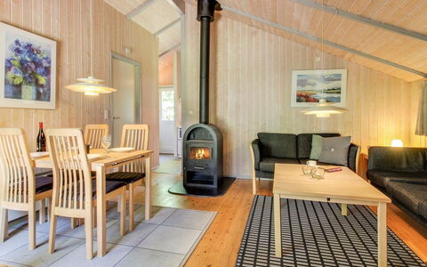 Frederikke - 28Km from the Sea: Træ, Gulvbelægning, Indretning, Loft, Møbel, Værelse, Etage, Stue, Hjem, Hårdttræ