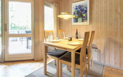 Frederikke - 28Km from the Sea: Møbel, Indretning, Gulvbelægning, Etage, Træ, Loft, Spisestue, Trægulve, Stol, Værelse