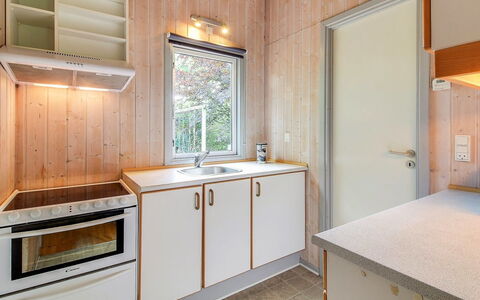 Frederikke - 28Km from the Sea: Træ, Gulvbelægning, Loft, Indretning, Sanitærarmatur, Større Bandage, Køkken, Etage, Countertop, Værelse