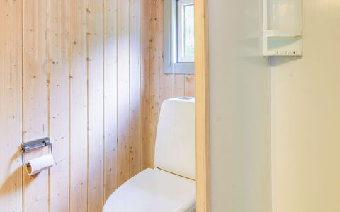 Frederikke - 28Km from the Sea: Væg, Toiletbræt, Træ, Gulvbelægning, Sanitærarmatur, Toilet, Badeværelse, Etage, Indretning, Badeværelsesvask
