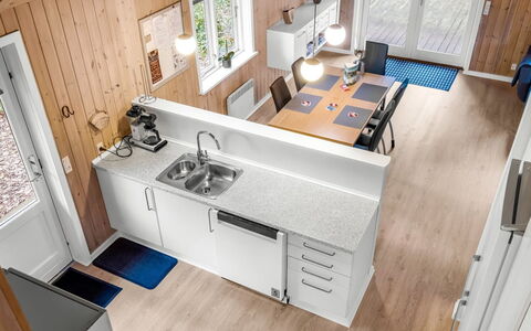 Heina - 25Km from the Sea: Køkken, Gulvbelægning, Etage, Sanitærarmatur, Køkken Apparat, Countertop, Større Bandage, Håndvask, Møbel, Køkkenvask