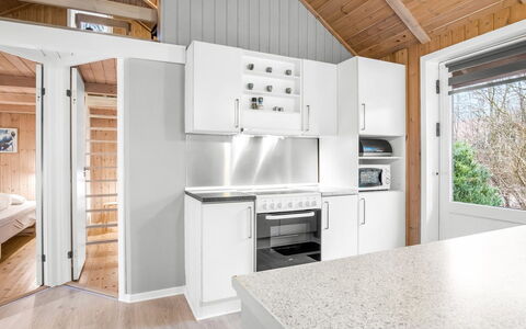 Heina - 25Km from the Sea: Træ, Køkken, Loft, Køkken Apparat, Større Bandage, Værelse, Countertop, Cabinetry, Attic, Husholdningsapparat