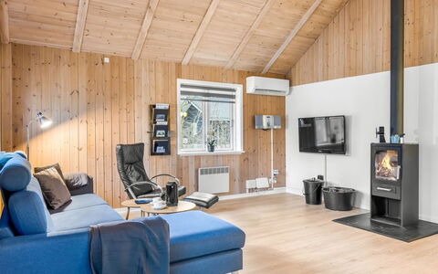 Heina - 25Km from the Sea: Træ, Indretning, Loft, Møbel, Hjem, Gulvbelægning, Etage, Værelse, Stue, Trægulve
