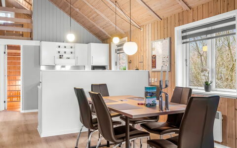 Heina - 25Km from the Sea: Indretning, Møbel, Træ, Loft, Lysarmatur, Gulvbelægning, Køkken & Spisebord, Hjem, Køkken, Belysning