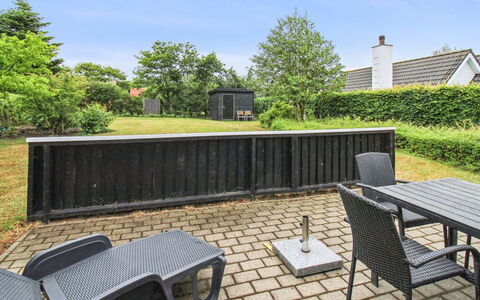Siouxsie - 500M from the Sea: Have, Lawn, Skygge, Backyard, Landscaping, Gård, Udendørs Møbler, Hårdttræ, Bejdse, Kunstgræs