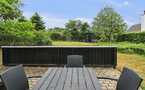 Siouxsie - 500M from the Sea: Møbel, Udendørs Møbler, Have, Skygge, Backyard, Lawn, Udendørs Bord, Landscaping, Stol, Hårdttræ