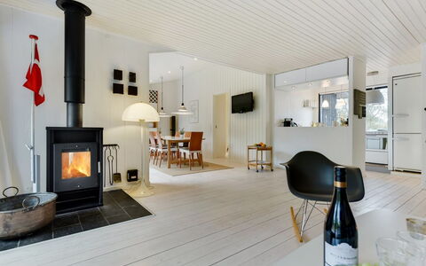 Judyta - 1Km from the Sea: Gulvbelægning, Etage, Træ, Trægulve, Indretning, Loft, Stue, Hjem, Værelse, Møbel
