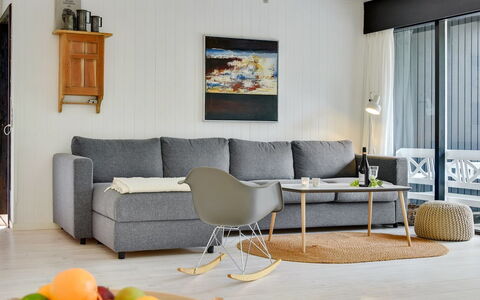 Judyta - 1Km from the Sea: Møbel, Indretning, Couch, Gulvbelægning, Etage, Stue, Træ, Bord, Værelse