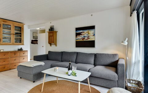 Judyta - 1Km from the Sea: Møbel, Couch, Indretning, Gulvbelægning, Stue, Etage, Træ, Værelse, Bord, Hjem