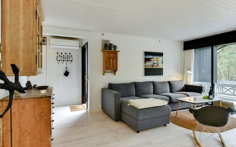 Judyta - 1Km from the Sea: Møbel, Indretning, Gulvbelægning, Couch, Træ, Etage, Stue, Loft, Værelse, Bord
