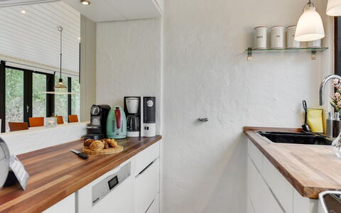 Judyta - 1Km from the Sea: Countertop, Køkken, Indretning, Gulvbelægning, Møbel, Køkken Apparat, Træ, Cabinetry, Sanitærarmatur, Etage