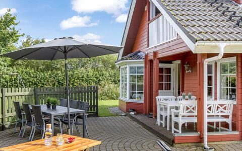 Liam - 800M to the Fjord: Møbel, Udendørs Møbler, Stol, Hjem, Sommerhus, Tag, Have, Udendørs Bord, Skygge, Veranda