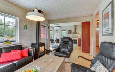Liam - 800M to the Fjord: Træ, Loft, Møbel, Hjem, Stue, Etage, Værelse, Couch, Sommerhus, Dør