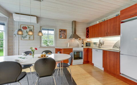 Liam - 800M to the Fjord: Gulvbelægning, Indretning, Køkken, Træ, Møbel, Loft, Etage, Countertop, Køkken & Spisebord, Stol