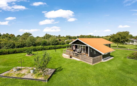 Fritzie - 600M to the Fjord: Boligområde, Busk, Hus, Hjem, Have, Estate, Skygge, Landscaping, Lawn