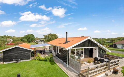 Fritzie - 600M to the Fjord: Boligområde, Busk, Hus, Hjem, Have, Estate, Skygge, Landscaping, Lawn