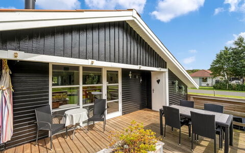 Fritzie - 600M to the Fjord: Boligområde, Busk, Hus, Hjem, Have, Estate, Skygge, Landscaping, Lawn