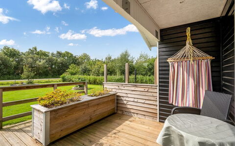 Fritzie - 600M to the Fjord: Boligområde, Busk, Hus, Hjem, Have, Estate, Skygge, Landscaping, Lawn