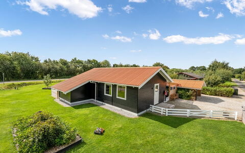 Fritzie - 600M to the Fjord: Boligområde, Busk, Hus, Hjem, Have, Estate, Skygge, Landscaping, Lawn