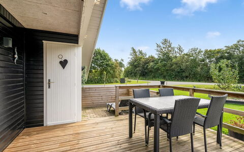 Fritzie - 600M to the Fjord: Boligområde, Busk, Hus, Hjem, Have, Estate, Skygge, Landscaping, Lawn