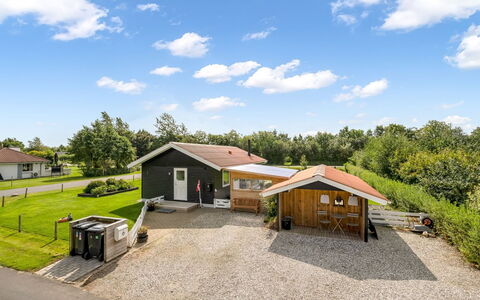 Fritzie - 600M to the Fjord: Boligområde, Busk, Hus, Hjem, Have, Estate, Skygge, Landscaping, Lawn