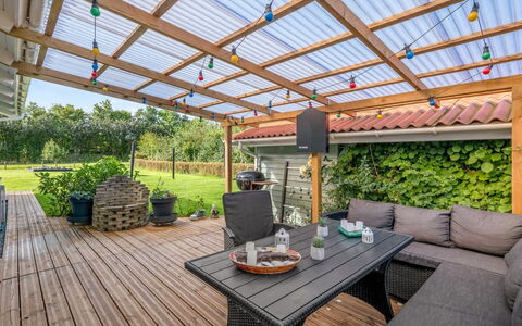 Fritzie - 600M to the Fjord: Træ, Blomsterkrukke, Udendørs Møbler, Skygge, Dæk, Udendørs Struktur, Bejdse, Have, Eco Hotel, Gårdhave