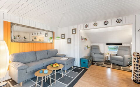 Fritzie - 600M to the Fjord: Træ, Indretning, Møbel, Gulvbelægning, Loft, Etage, Hjem, Værelse, Couch, Stue