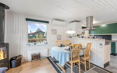 Fritzie - 600M to the Fjord: Træ, Hjem, Hus, Loft, Indretning, Møbel, Gulvbelægning, Køkken, Sommerhus, Countertop