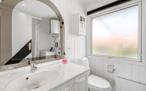 Fritzie - 600M to the Fjord: Sanitærarmatur, Badeværelse, Indretning, Loft, Gulvbelægning, Tap, Etage, Håndvask, Vvs, Badeværelsesvask