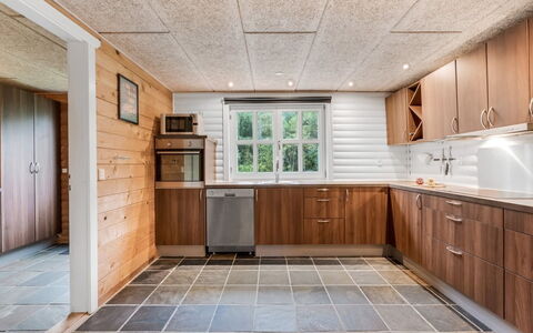 Yvonna - 350M to the Fjord: Træ, Gulvbelægning, Loft, Etage, Hårdttræ, Bejdse, Countertop, Køkken, Trægulve, Cabinetry