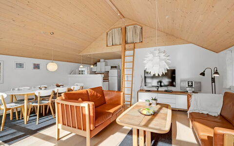 Herminia - 350M to the Fjord: Indretning, Møbel, Træ, Loft, Gulvbelægning, Værelse, Etage, Couch, Stue, Lysarmatur