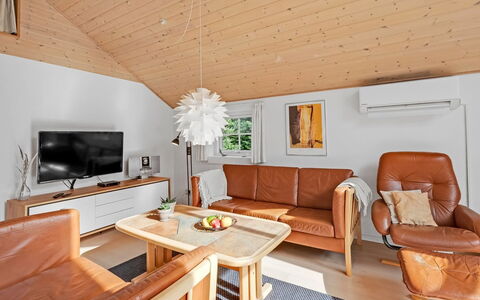 Herminia - 350M to the Fjord: Møbel, Indretning, Træ, Gulvbelægning, Couch, Loft, Værelse, Stue, Etage, Belysning