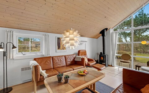 Herminia - 350M to the Fjord: Møbel, Indretning, Lysarmatur, Gulvbelægning, Træ, Loft, Couch, Stue, Etage, Belysning