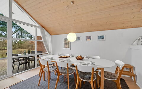 Herminia - 350M to the Fjord: Møbel, Træ, Gulvbelægning, Indretning, Køkken & Spisebord, Loft, Spisestue, Etage, Stol, Bord